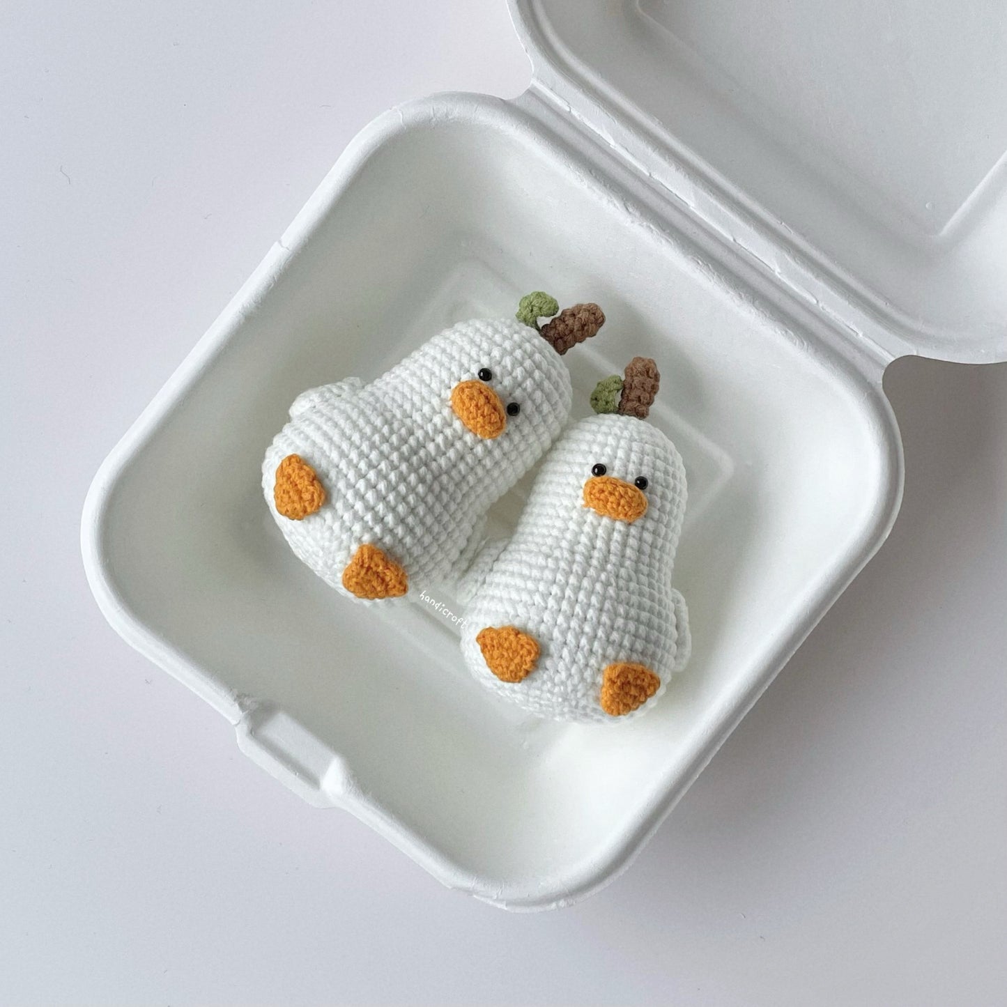 crochet pear duck keychain (β’Σ©β’)ππ₯