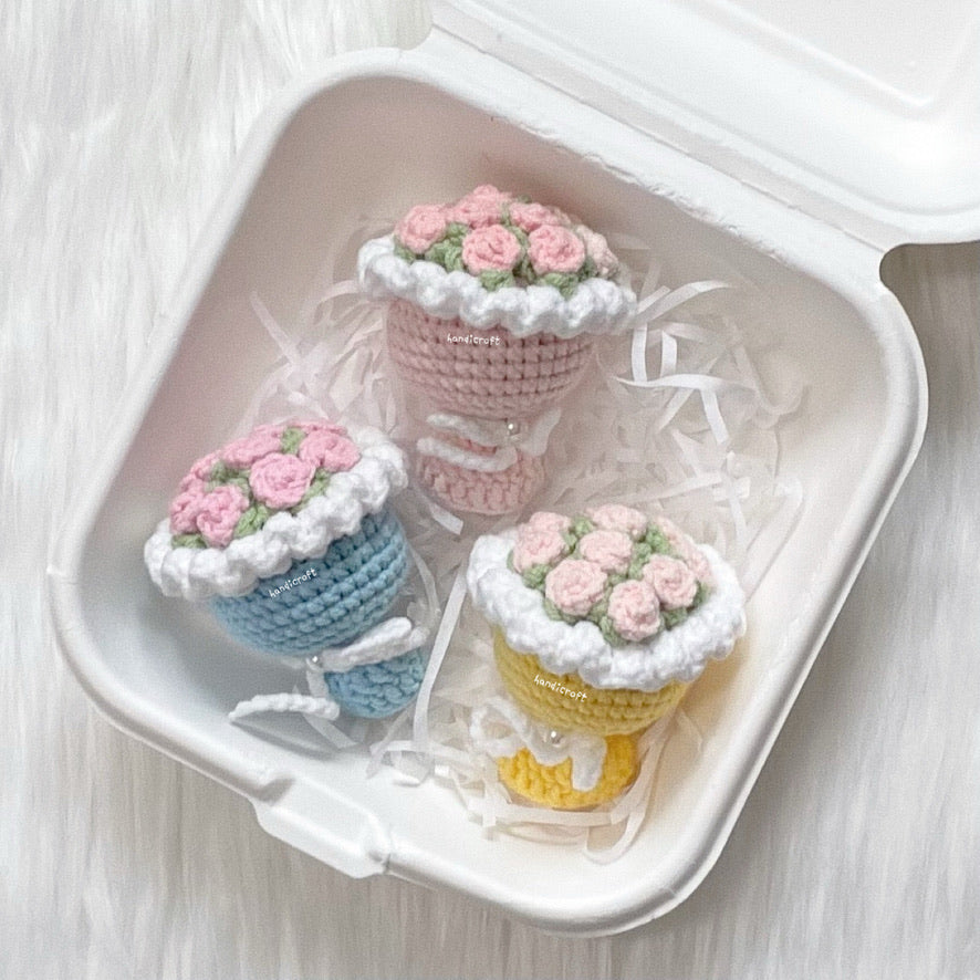 handicroft crochet mini flower bouquet tiny roses in pink blue yellow