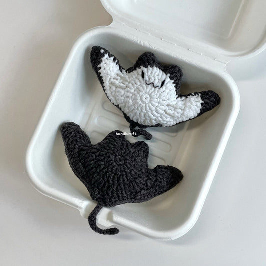 handicroft handmade crochet manta ray amigurumi keychain