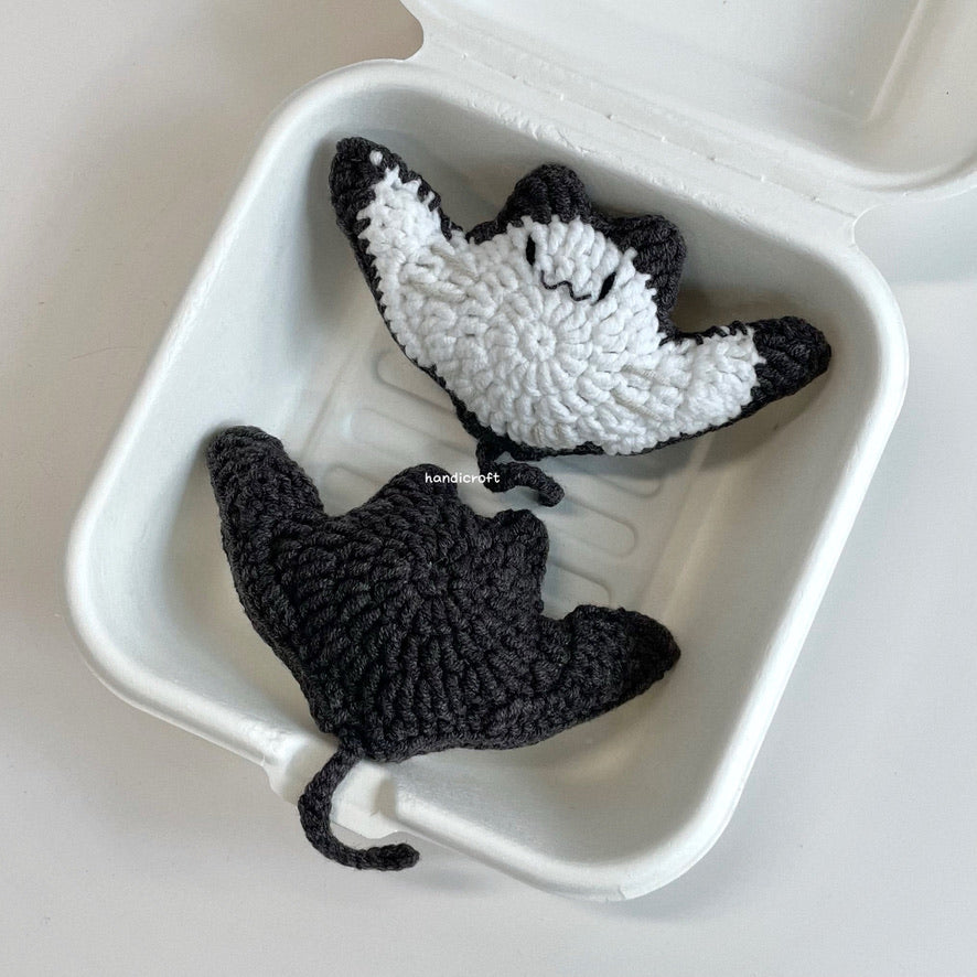 handicroft handmade crochet manta ray amigurumi keychain