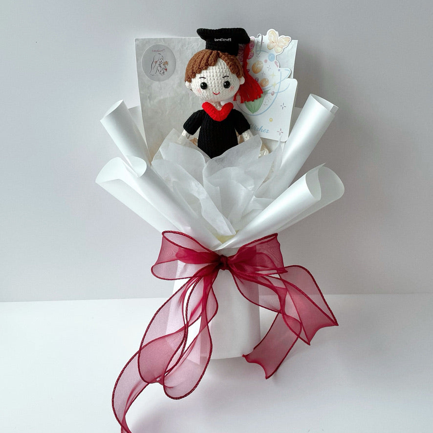 [AVAIL IN 4 STYLES] crochet full size graduate doll bouquet 🎓✧˖°