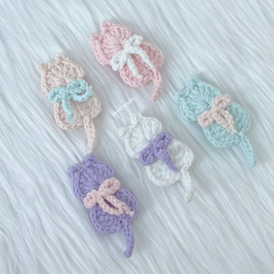 crochet mini kitty back view keychain ≽^•⩊•^≼