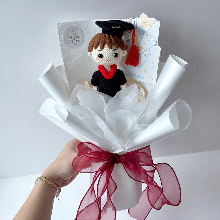 [AVAIL IN 4 STYLES] crochet full size graduate doll bouquet 🎓✧˖°