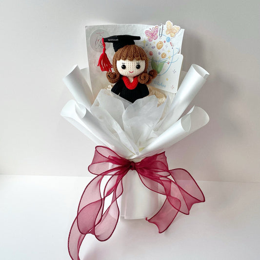 [AVAIL IN 4 STYLES] crochet full size graduate doll bouquet 🎓✧˖°