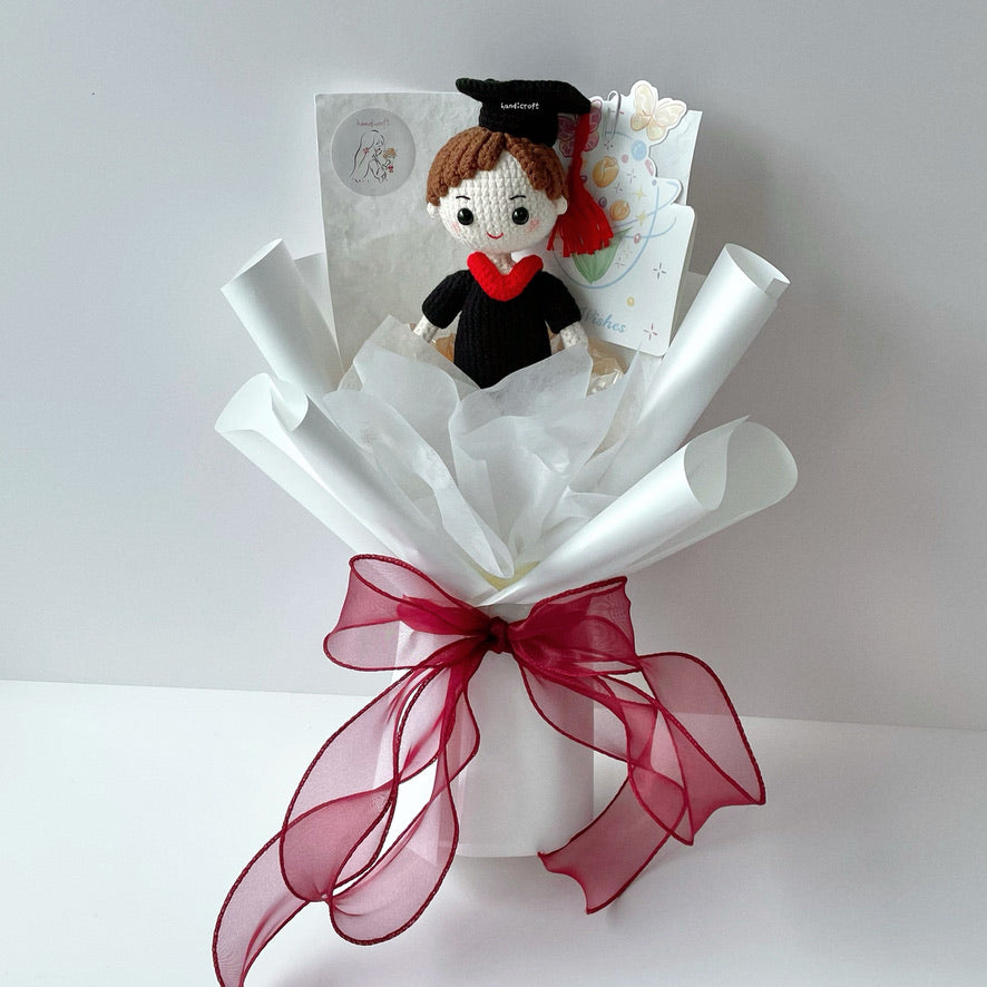 [AVAIL IN 4 STYLES] crochet full size graduate doll bouquet 🎓✧˖°