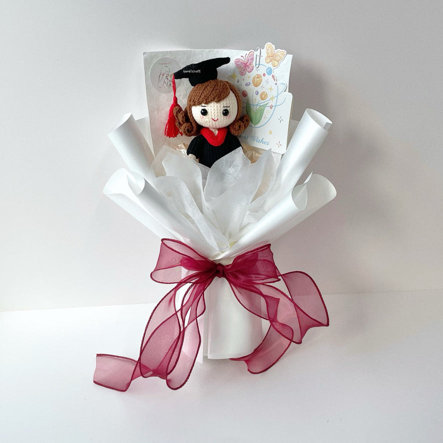 [AVAIL IN 4 STYLES] crochet full size graduate doll bouquet 🎓✧˖°