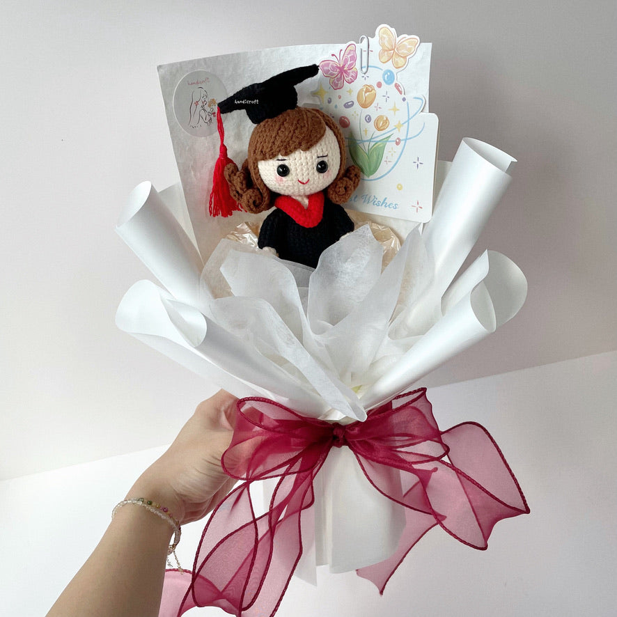 [AVAIL IN 4 STYLES] crochet full size graduate doll bouquet 🎓✧˖°