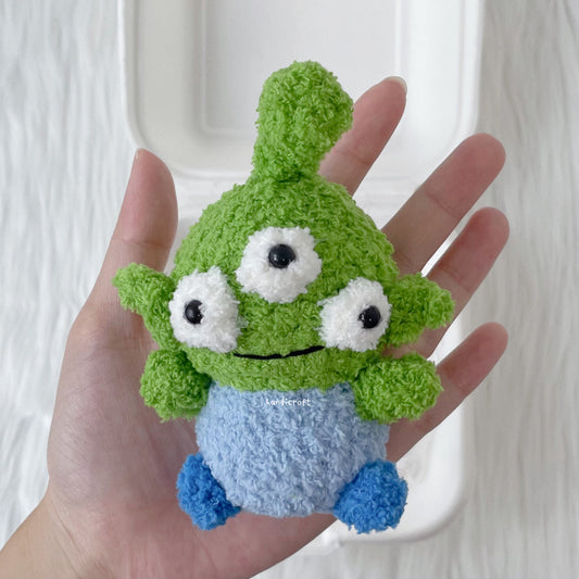 crochet three eyed alien keychain 👽