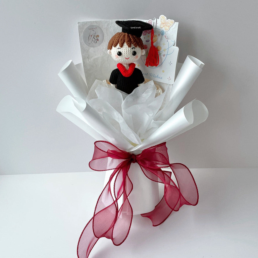 [AVAIL IN 4 STYLES] crochet full size graduate doll bouquet 🎓✧˖°