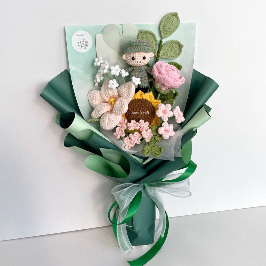 handicroft handmade crochet army soldier series flower bouquet POP blooming in duty light pink flowers green wrapping