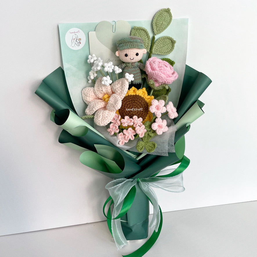 handicroft handmade crochet army soldier series flower bouquet POP blooming in duty light pink flowers green wrapping