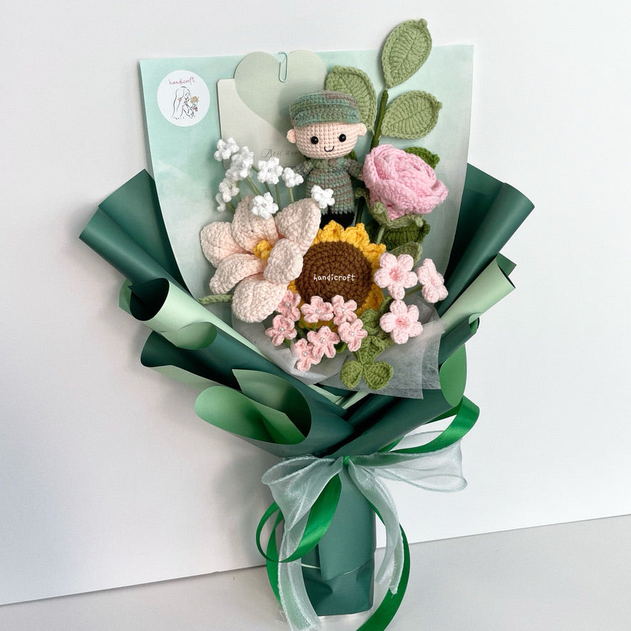 handicroft handmade crochet army soldier series flower bouquet POP blooming in duty light pink flowers green wrapping