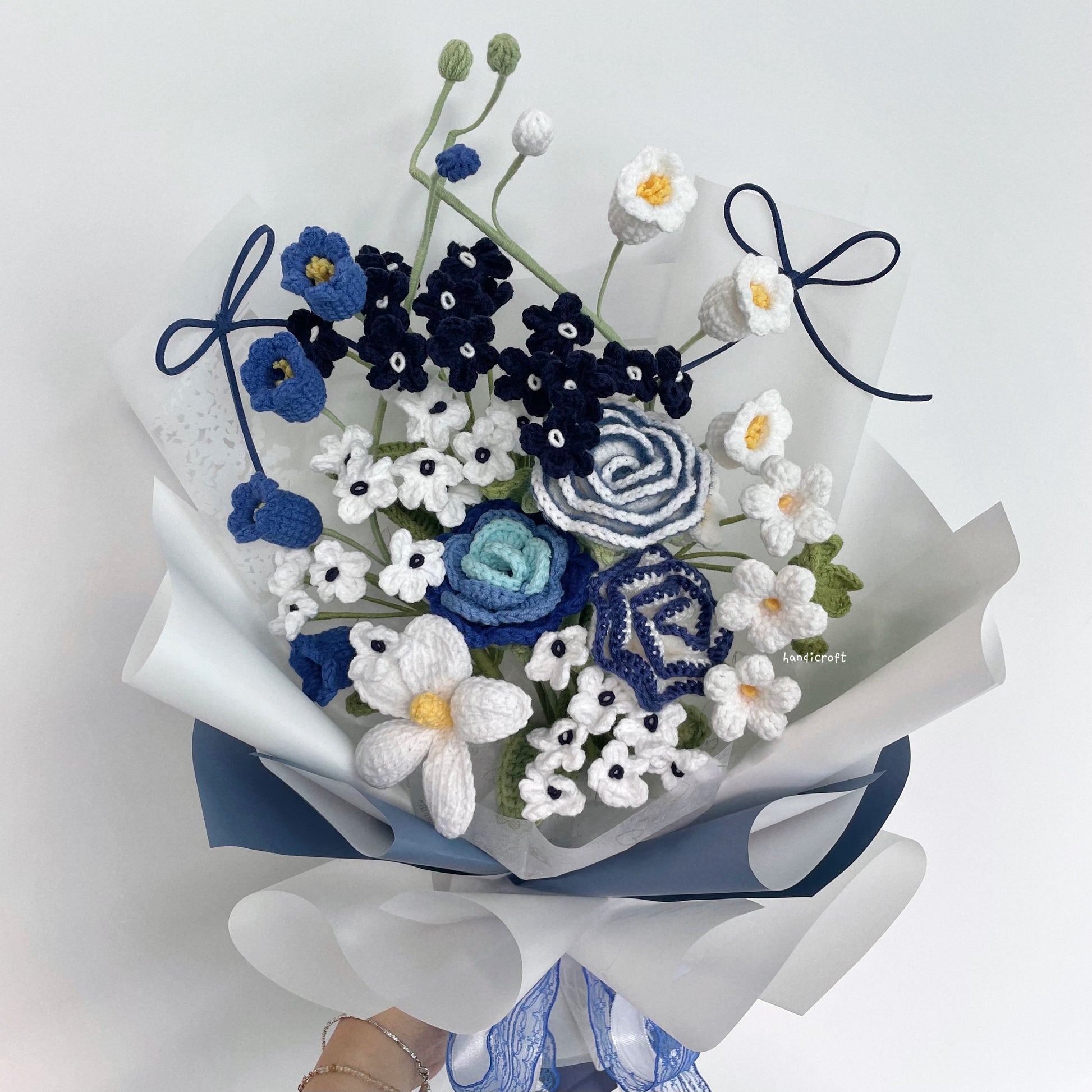 handicroft handmade crochet blue & white flower bouquet breezy love
