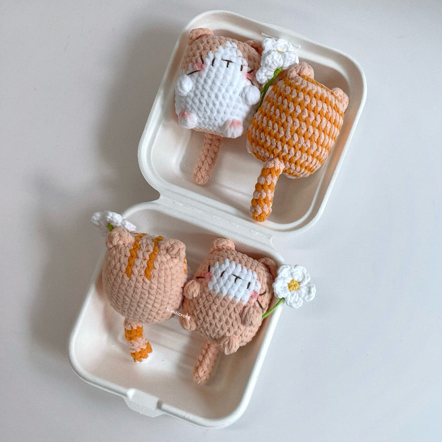handicroft handmade crochet chubby cat kitty amigurumi keychain