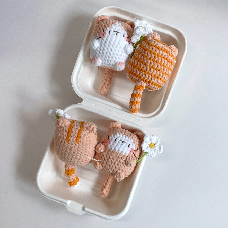 handicroft handmade crochet chubby cat kitty amigurumi keychain