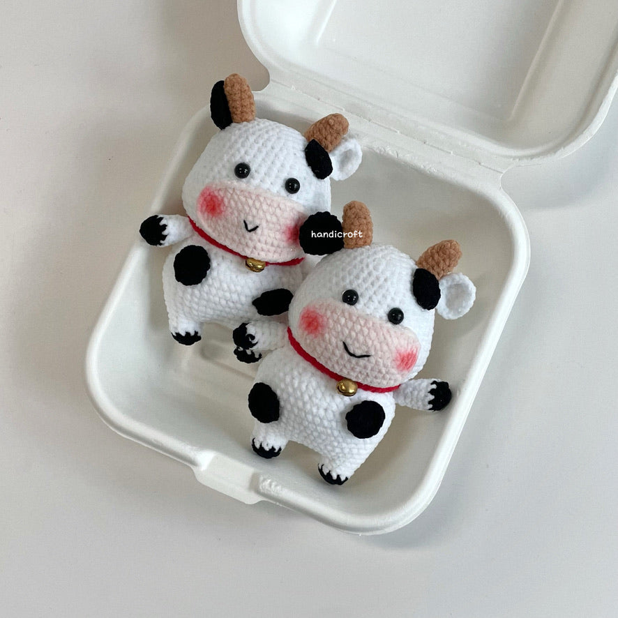 handicroft handmade crochet cow animal moo amigurumi keychain 3