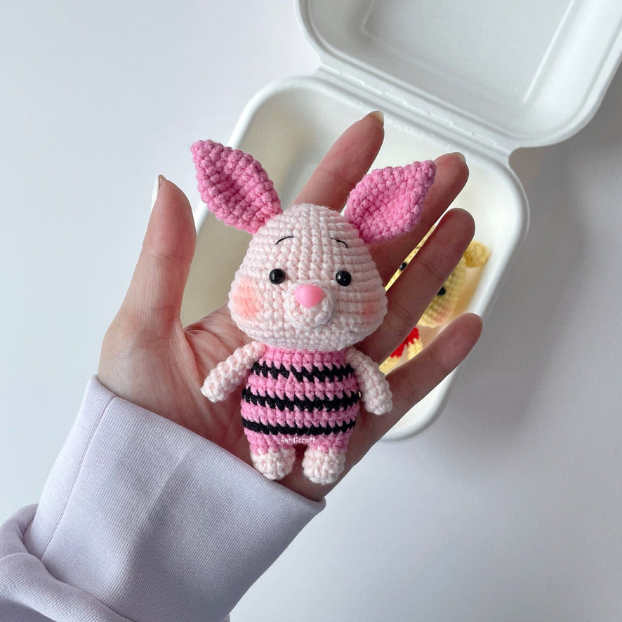handicroft handmade crochet honey bear & pink piglet amigurumi keychain 