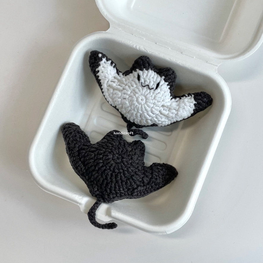 handicroft handmade crochet manta ray amigurumi keychain