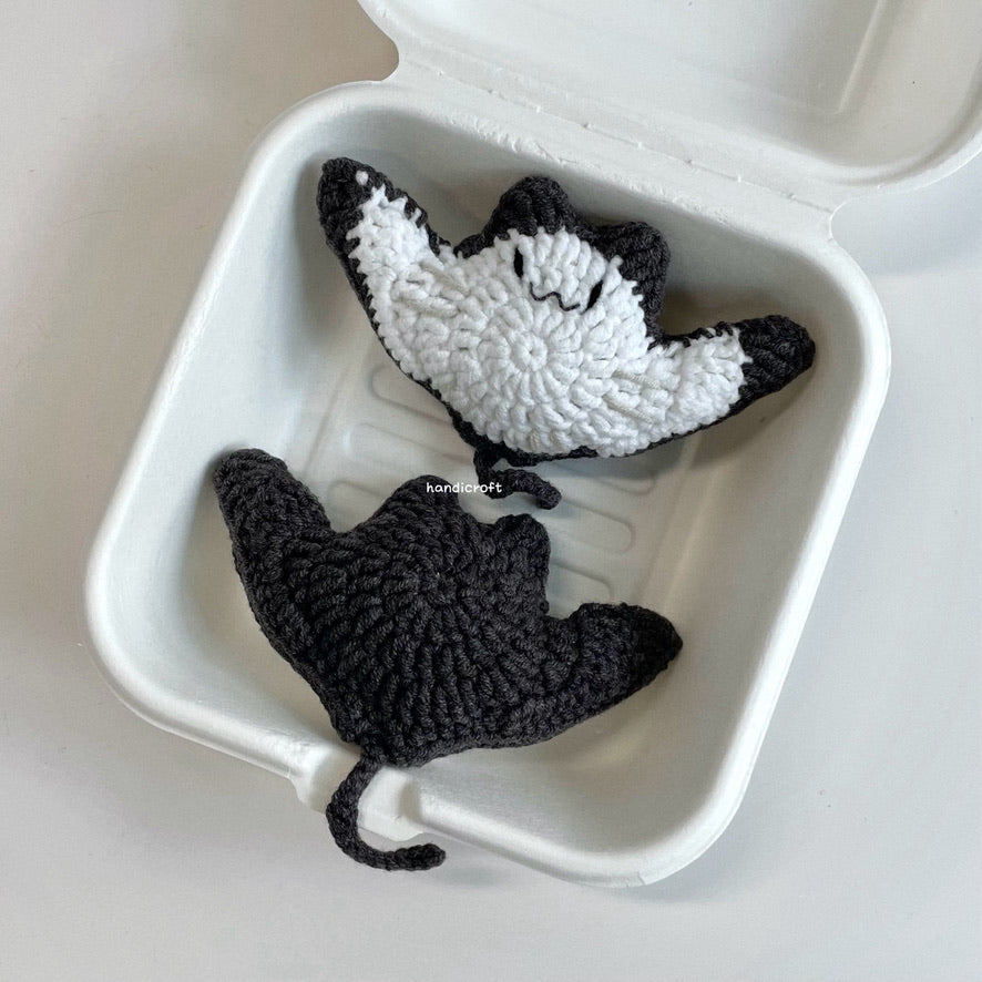 handicroft handmade crochet manta ray amigurumi keychain