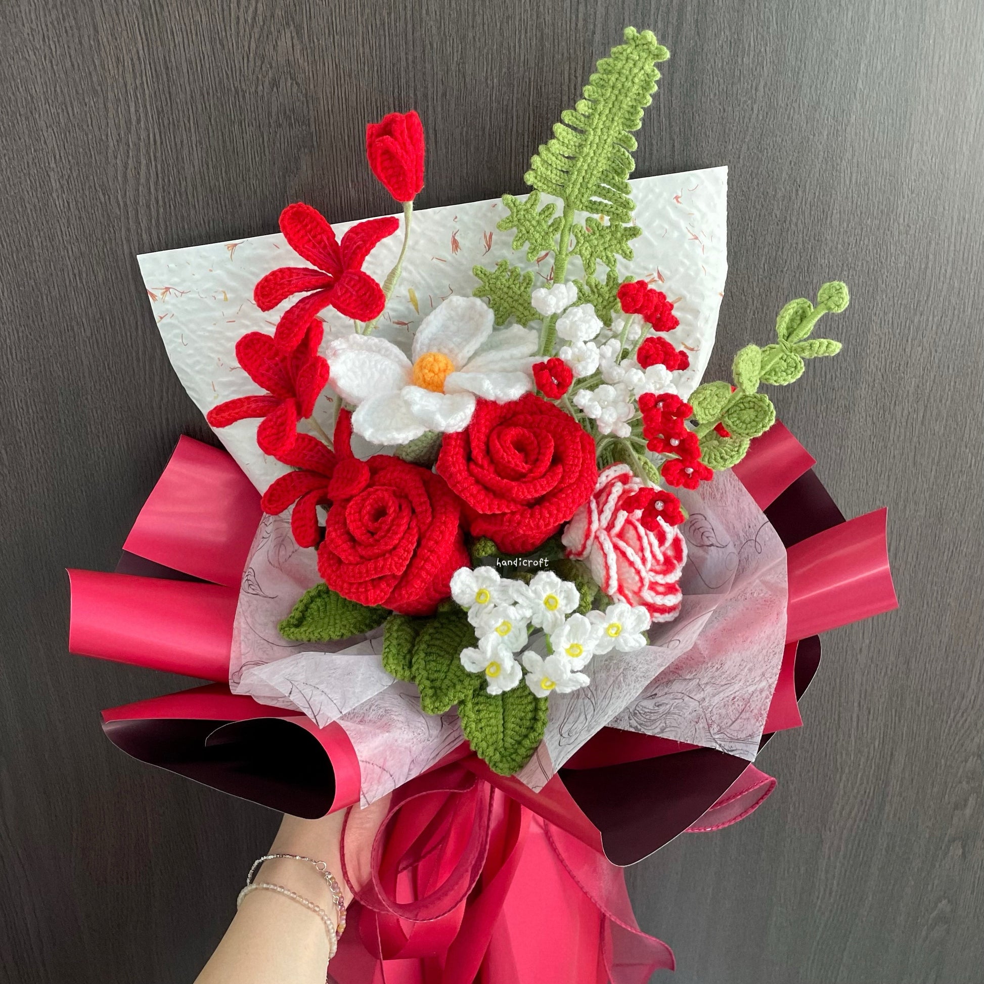 handicroft handmade crochet red & white flower bouquet scarlet petals