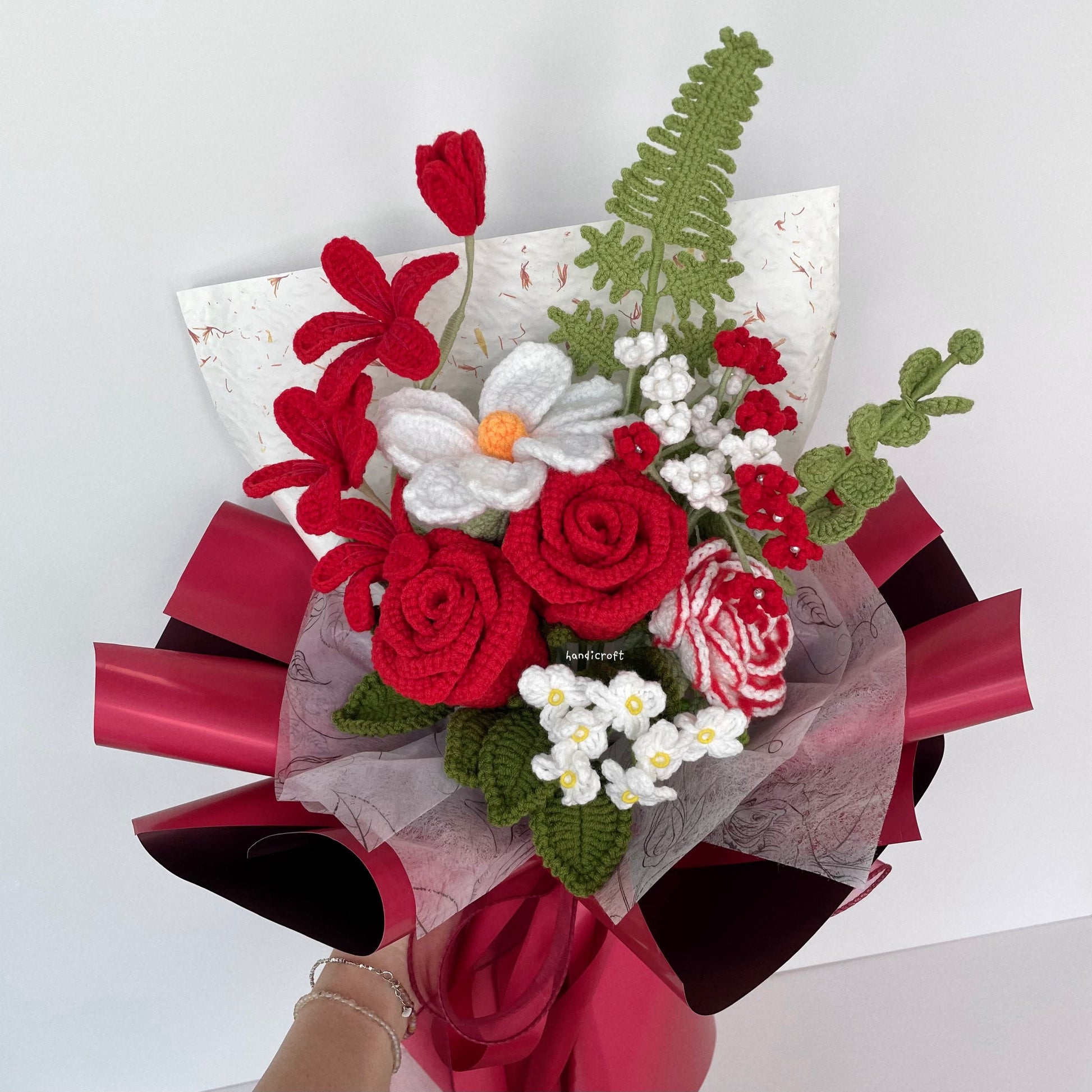 handicroft handmade crochet red & white flower bouquet scarlet petals