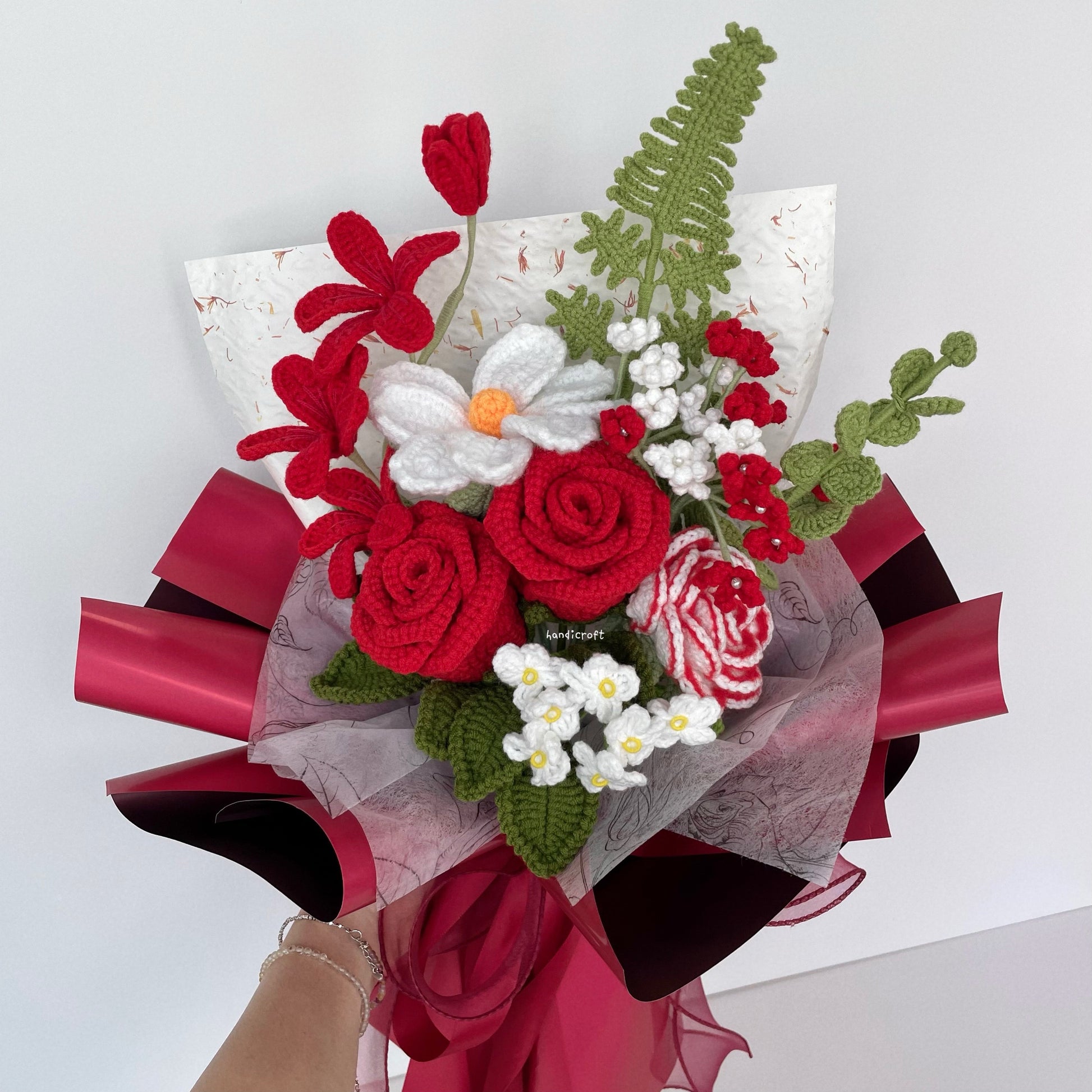 handicroft handmade crochet red & white flower bouquet scarlet petals