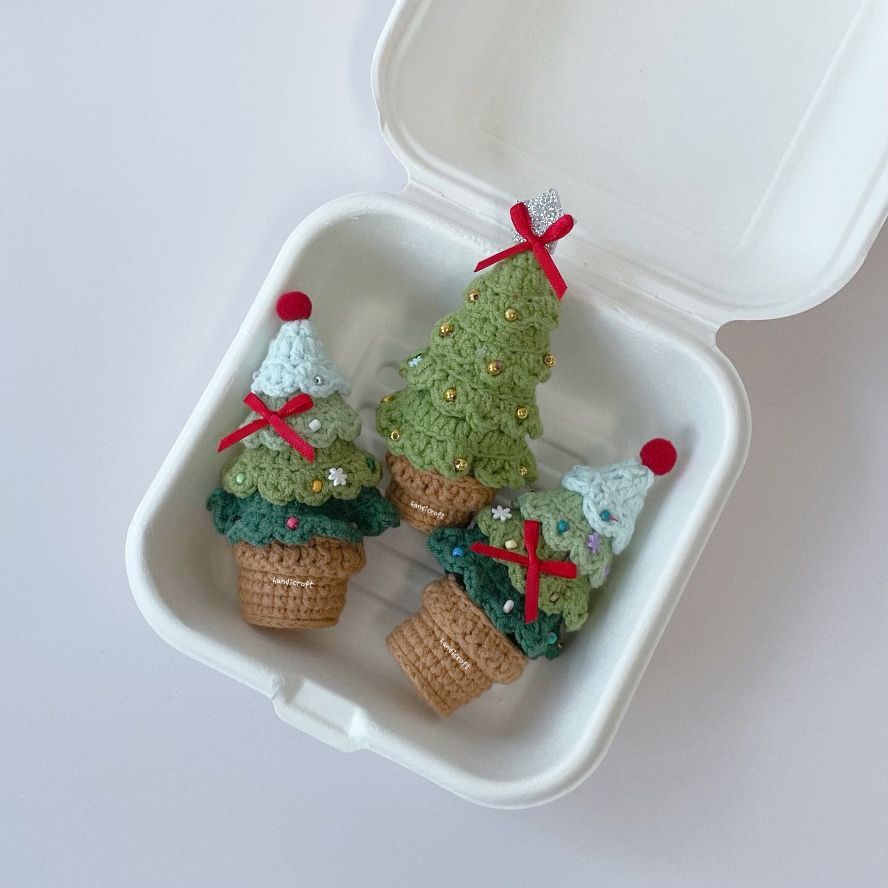 singapore handicroft handmade crochet mini christmas tree table decoration amigurumi in 2 colours